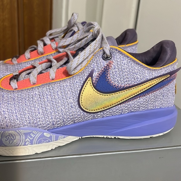 LeBron 20 Violet Frost - Picture 6 of 7